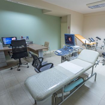 Fotografija ordinacije Ginekologija Tiršova. Vidimo prostoriju sa ginekološkom stolicom, aparat za 4d ultrazvuk, radni sto ginekologa i kompjutersku opremu.